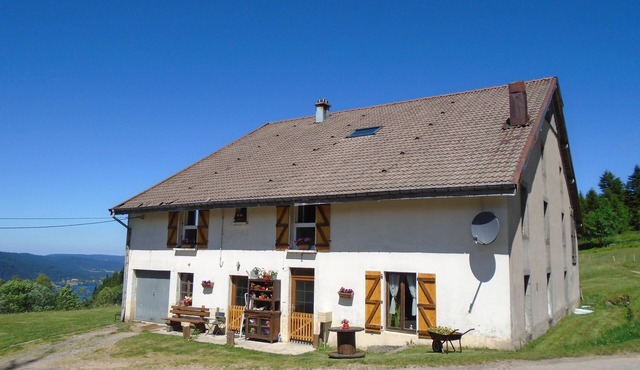 Apartment in renovated farmhouse overlooking lake and valley