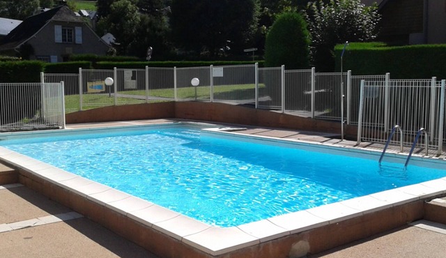 Apartment in residence with pool, near all amenities