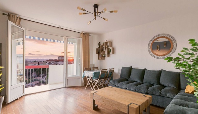 Apartment in residence, free parking, balcony, sunset