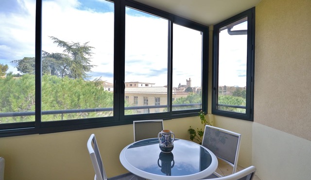 Apartment in residence with swimming pool and parking