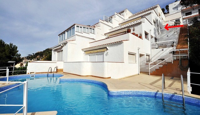 Apartment in Roses with Sea Views & Pool
