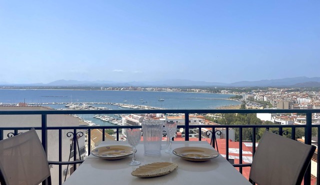 Apartment in Roses with terrace, 2 bedrooms, air conditioning, near the beach