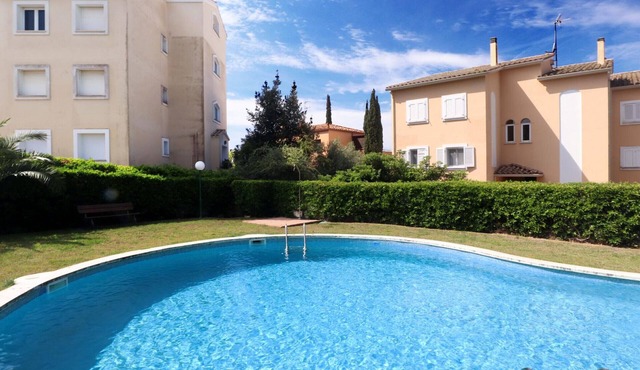 Apartment in S'Agaró for 6 with pool and parking