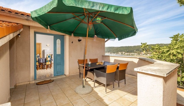Apartment in Supetarska Draga with Seaview, Balcony, Air condition, WIFI (3321-4)