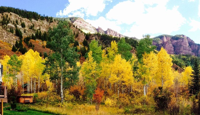 Apartment in spectacular mountain location viewing the red cliffs of Redstone.