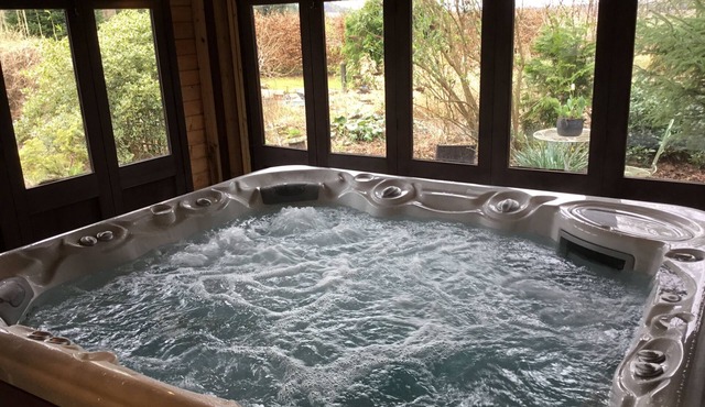 Apartment in the grounds of a country house with indoor hot tub