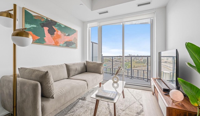 Apartment in the Heart of Etobicoke Close to Transit, an Urban Oasis!