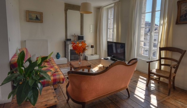 Apartment in the heart of Riberac, bright with covered terrace and private garden