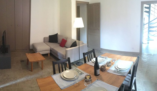 Apartment in the heart of old Nîmes (parking included)