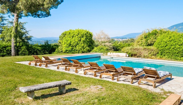 Apartment in the magnificent Mas des Serens with mountain views, Wi-Fi, and air conditioning