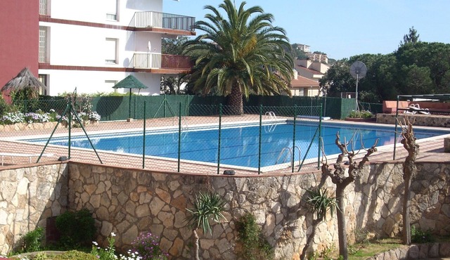 Apartment in Tossa de Mar, with pool, 12 minutes from the beach 4 people.
