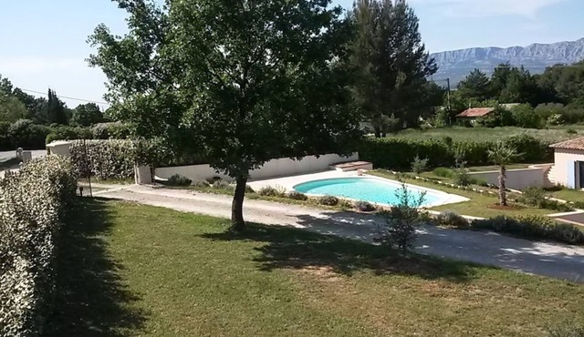 Apartment in Trets with swimming pool and view of Sainte-Victoire