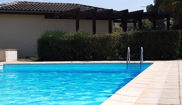 Apartment in very quiet residence with swimming pool and park