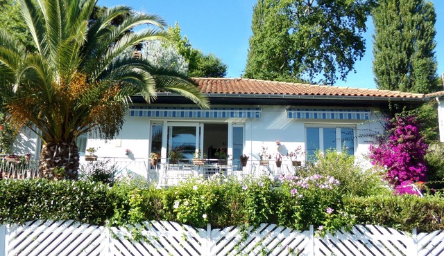 Apartment in villa in residential and quiet area, near the beach, center city and shops.,