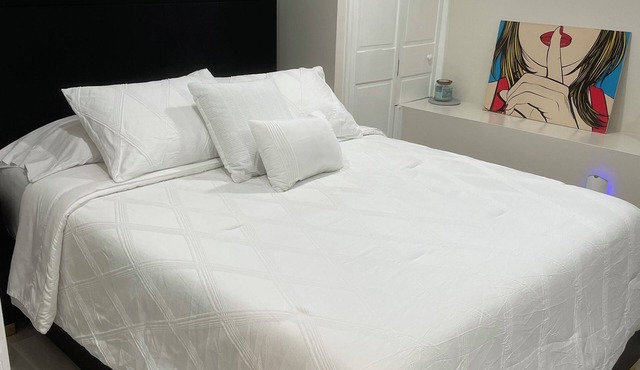 Apartment is located 8 mns from Newark airport