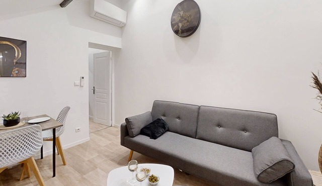 Apartment 'Isolé Calme Bord De Seine Jardin' with Balcony and Wi-Fi