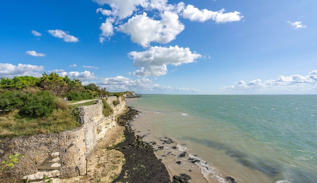 Apartment 'Joli Appartement, Beau Village' with Sea View and Wi-Fi