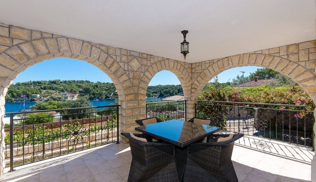 Apartment Jakov (10721-A1) - Rogac - island Solta
