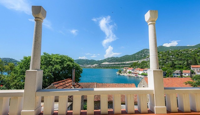 Apartment Jadranka with Sea View in Rogotin