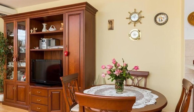 Apartment Jele - Two Bedroom Apartment with Balcony and Garden View