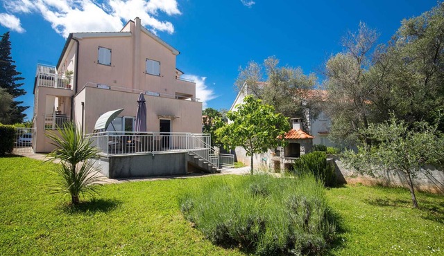 Apartment Josip Malin with Spacious Garden
