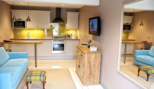 Apartment Just Minutes from Salisbury & Stonehenge with Countryside Views