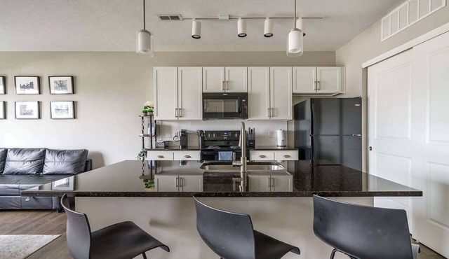 Apartment Just Outside Downtown