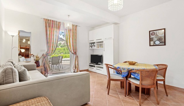 Apartment 'L'amandier' with Private Terrace, Private Garden and Wi-Fi