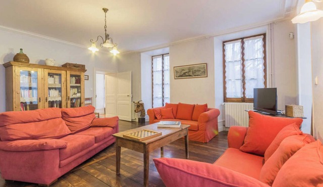 Apartment 'La Magnanerie' with Mountain View, Private Garden and Wi-Fi