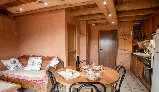 Apartment 'Les Mélèzes' with Mountain View, Balcony and Wi-Fi