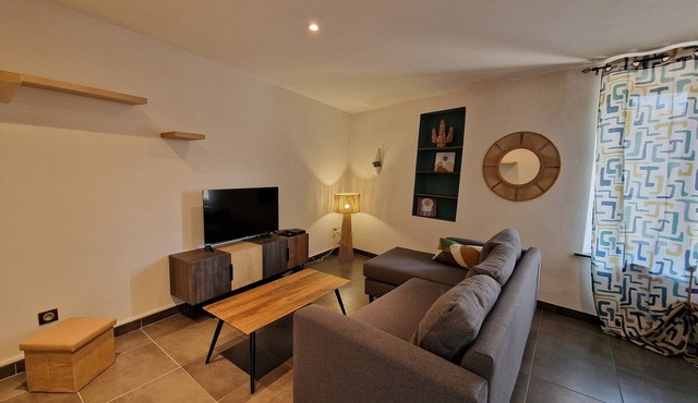 Apartment 'La Glycine' with Wi-Fi and Air Conditioning