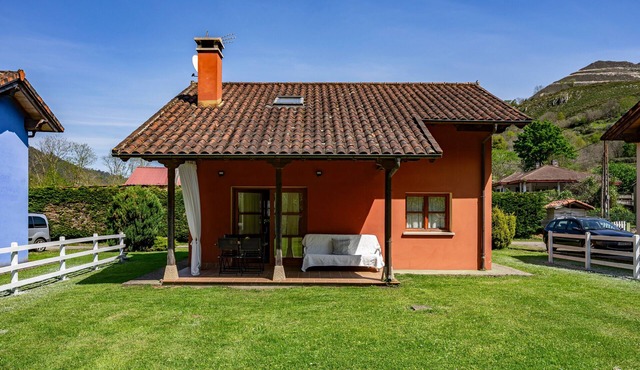 Apartment 'La Llosona' with Private Terrace, Private Garden and Wi-Fi