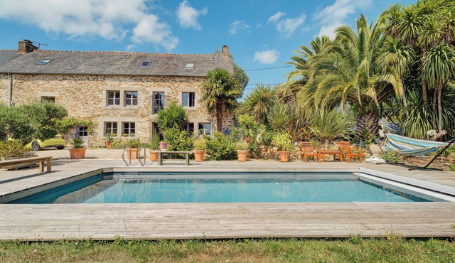 Apartment 'La Petite Hautière' with Shared Pool, Wi-Fi and Air Conditioning