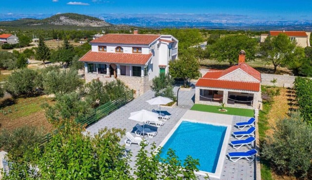 Apartment Lara with shared pool