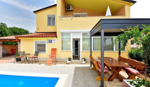 Apartment Laura A with shared pool