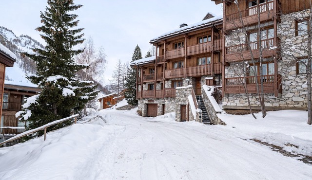 Apartment 'Le Châtelard' with Mountain View, Private Terrace and Wi-Fi in Val-d'Isère