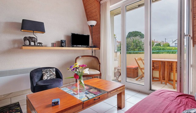 Apartment 'Le Cormoran' with South-Facing Balcony, Steps from the Harbor