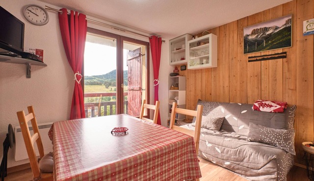 Apartment 'Le Serpaton' with Mountain View and Balcony