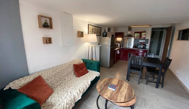 Apartment 'Le Jardin De Sasha Et La Noisette' with Private Terrace, Private Garden and Wi-Fi