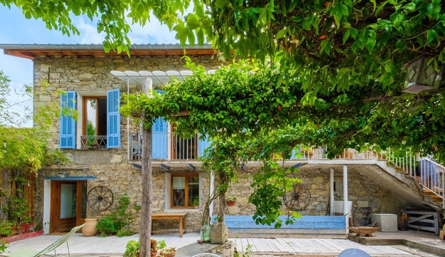 Apartment 'Le Jardin Des Oiseaux' with Shared Garden