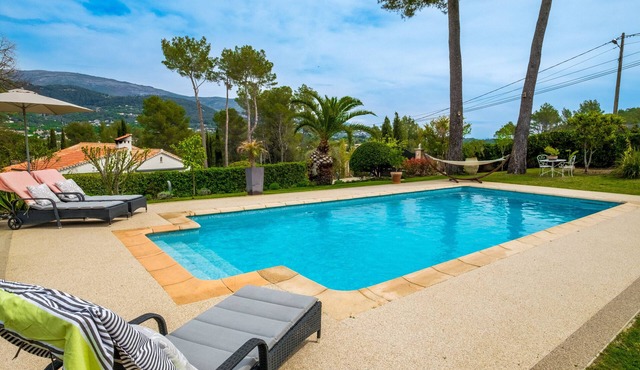 Apartment 'Le Mas Des Pins' with Mountain View, Wi-Fi and Air Conditioning