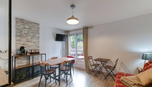 Apartment 'Le May'hé - Studio Cabin and Balcony' with Mountain View and Balcony