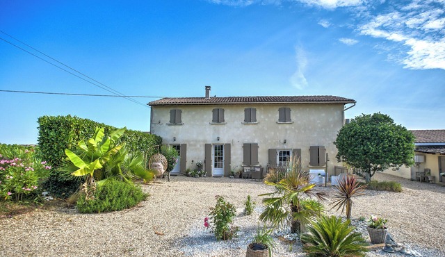 Apartment 'Le Nid Du Charmant' with Private Garden, Wi-Fi and Air Conditioning