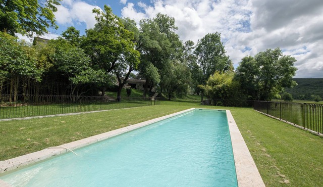 Apartment 'Le Peuplier' with Shared Pool, Wi-Fi and Air Conditioning