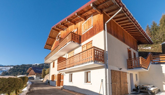 Apartment 'Le Rouge-Gorge' with Mountain View, Private Terrace and Wi-Fi