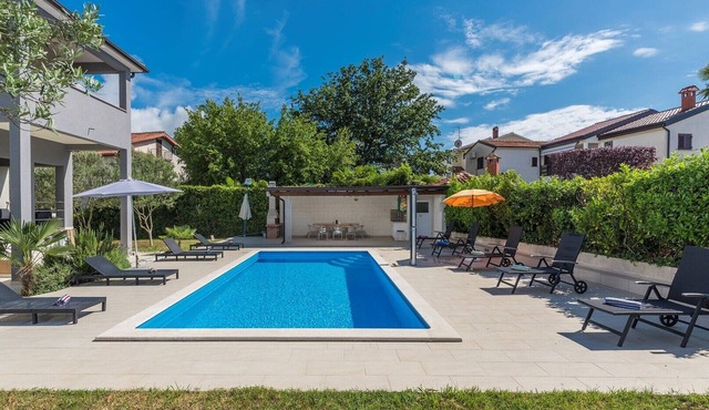 Apartment Leko I with Shared Pool and Garden