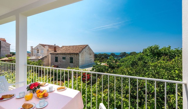 Apartment Lena - Three-Bedroom Apartment with Balcony and Sea View