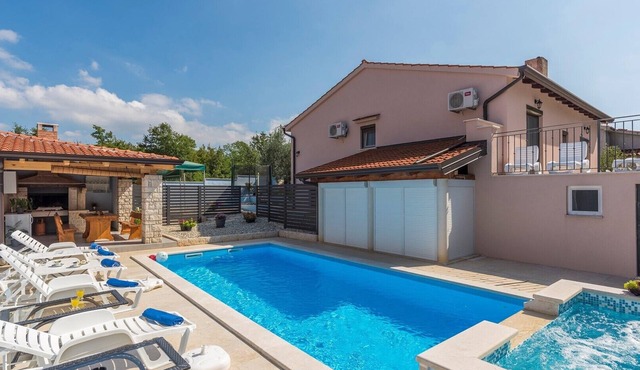 Apartment Leon with Private Pool and Garden