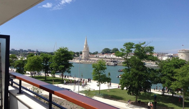 Apartment 'Les 2 Tours La Rochelle' with Balcony and Wi-Fi
