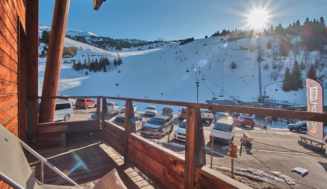 Apartment 'Les Airelles' with Mountain View and Balcony